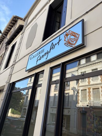 La nouvelle enseigne de la galerie FannyArt donne le ton, sur cette façade majestueuse réhabilitée.