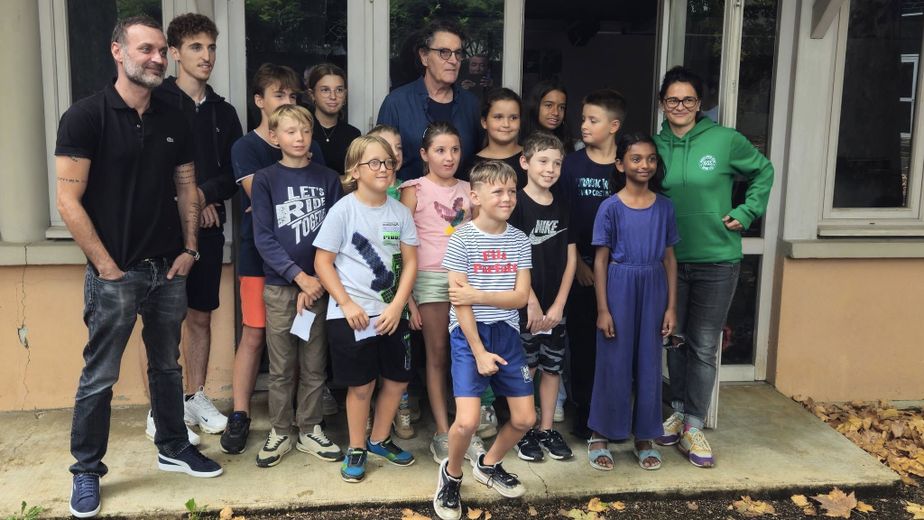 Augustin Trapenard (à gauche de la photo), Francis Cabrel, les enfants de Montayral et Bertille