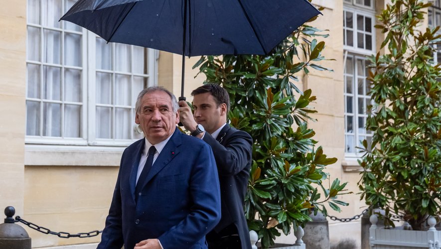 Vote de confiance : Bayrou reçoit les différents partis, Macron dit vouloir "travailler avec les socialistes" et exclut le RN et LFI