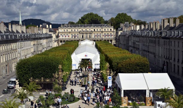 Le Livre sur la Place, premier salon national de la rentrée littéraire, avec son chapiteau au centre de la place de la Carrière. Photo ER/Alexandre MARCHI