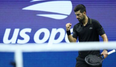 Novak Djokovic rejoint Carlos Alcaraz en demi-finales, Aryna Sabalenka qualifiée sur forfait