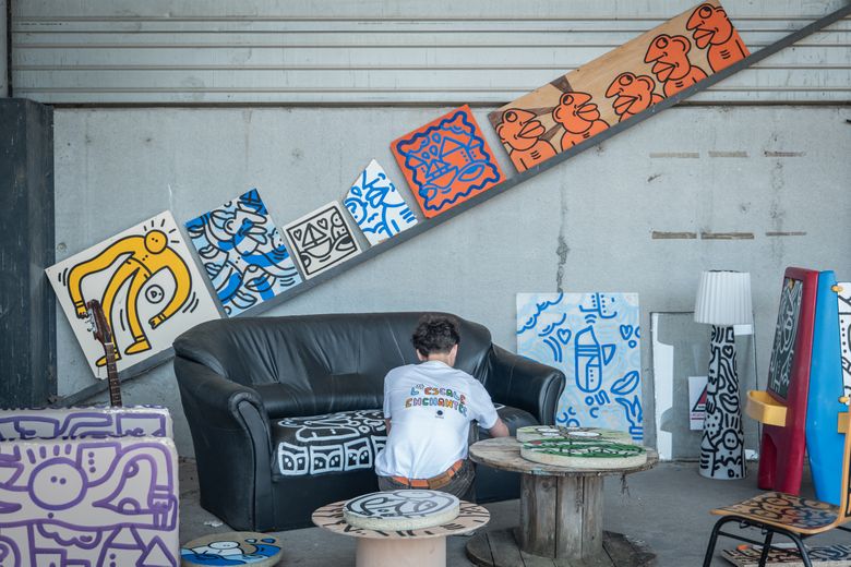 L’artiste Le D. en pleine création artistique de ses œuvres d’art.