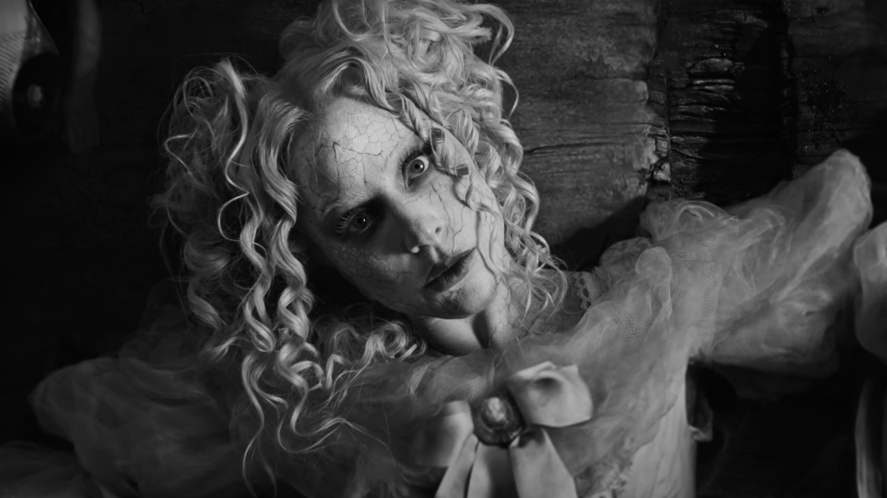 Lady Gaga se prend pour une poupée dans le clip de « The Dead Dance » pour la série Netflix « Mercredi »