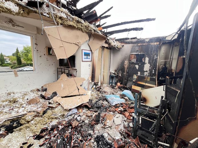 Le toit s’est effondré suite au passage des flammes.