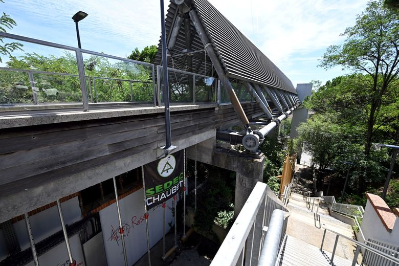 Le sol de la passerelle va être remplacé.