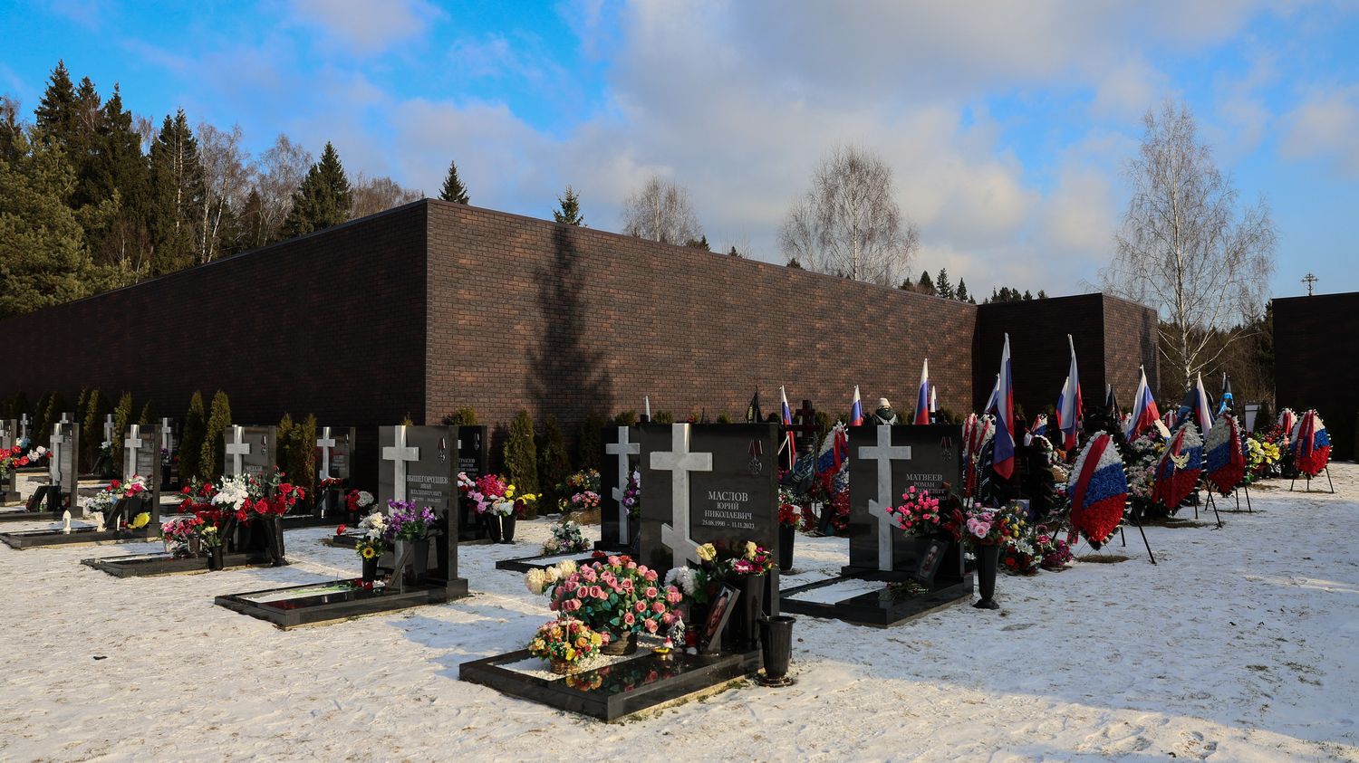 Deux médias russes en exil estiment à plus de 200 000 le nombre de soldats morts en Ukraine