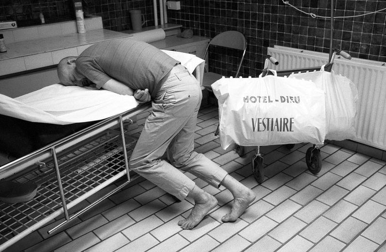 Un SDF dans la salle d’attente du service des urgences de l’Hôtel-Dieu. Paris, 2003.
