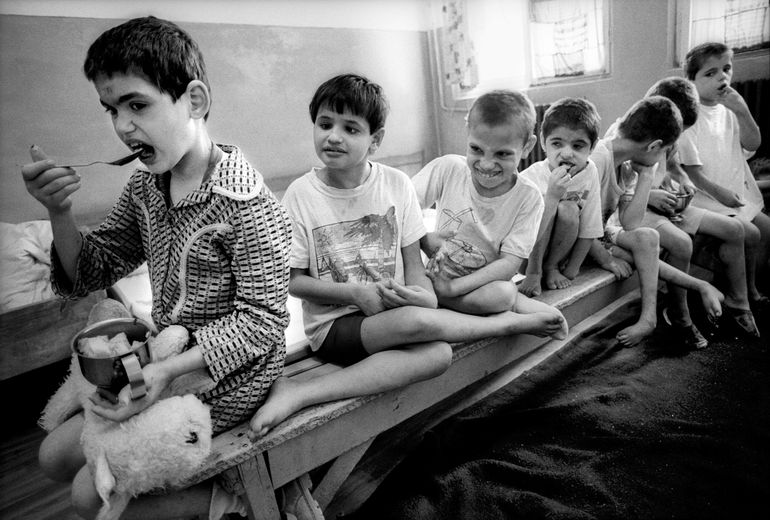Distribution de soupe à l’orphelinat d’Ungureni. Roumanie, 2000.