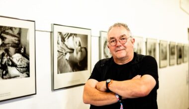 Visa pour l’Image : "J’ai toujours peur que le fait de faire des photos annule la relation que j’ai avec l’autre", le photographe social Jean-Louis Courtinat présente 40 ans de travail sur la maladie, la pauvreté et la rue