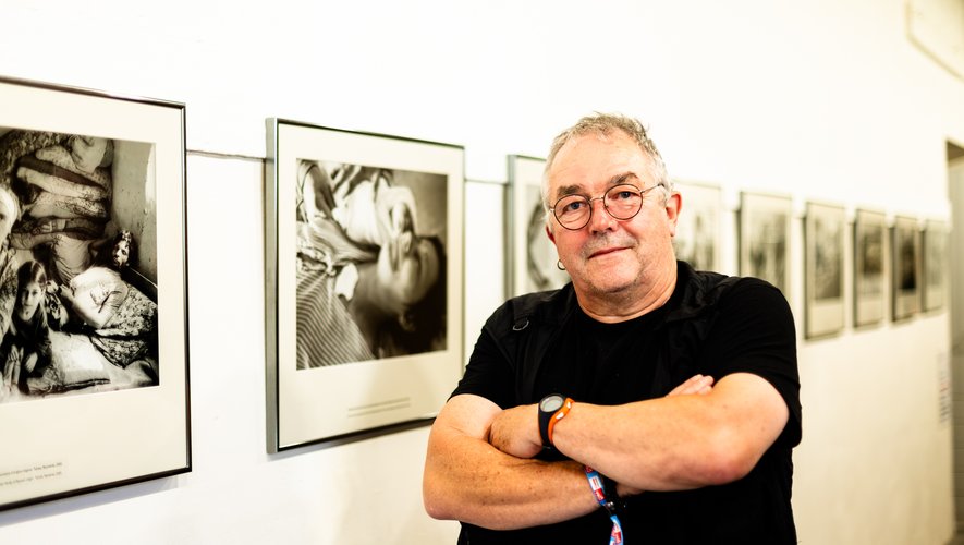 Visa pour l’Image : "J’ai toujours peur que le fait de faire des photos annule la relation que j’ai avec l’autre", le photographe social Jean-Louis Courtinat présente 40 ans de travail sur la maladie, la pauvreté et la rue