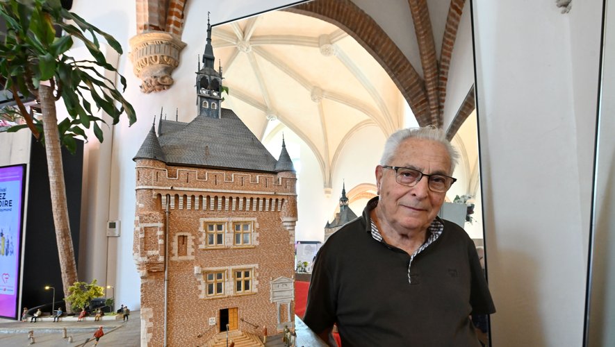 Avec 200 000 mini-briques de terre cuite, il réalise la maquette du Donjon du Capitole qui fête ses 500 ans