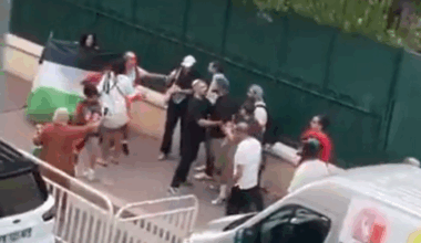Ils brandissaient des drapeaux et criaient "assassins" : des militants pro-palestiniens ont tenté de s’introduire dans une synagogue à Nice