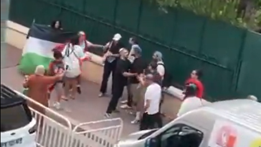 Ils brandissaient des drapeaux et criaient "assassins" : des militants pro-palestiniens ont tenté de s’introduire dans une synagogue à Nice