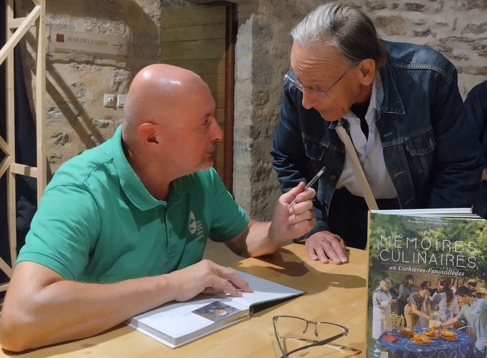 Séance de dédicaces avec les auteurs. Ici, le collecteur du Parc, Philippe Marcy.