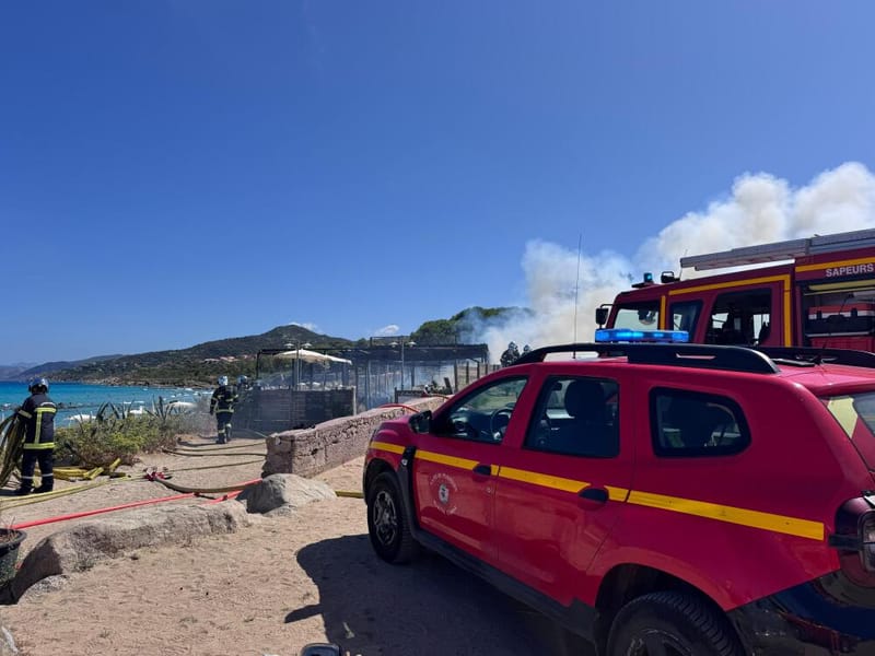 L'intervention des pompiers est en cours.