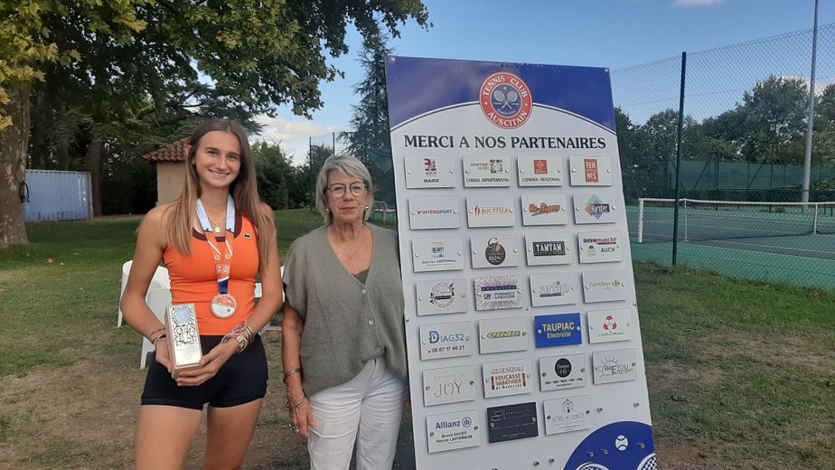 Manon Pondicq aux côtés de Marie-Dominique Couret, présidente du Tennis-Club Auscitain.