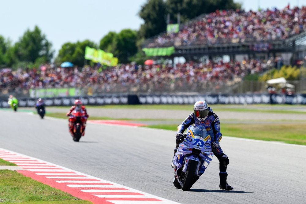 Álex Márquez a mené pendant huit tours avant de tomber.