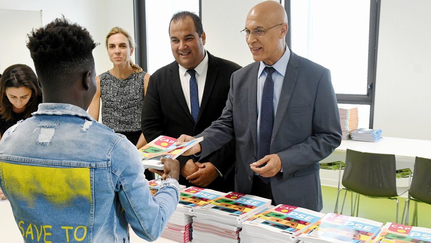 Fin des contractuels pour la distribution des livres en Occitanie : enseignants et agents assurent la relève dans les lycées