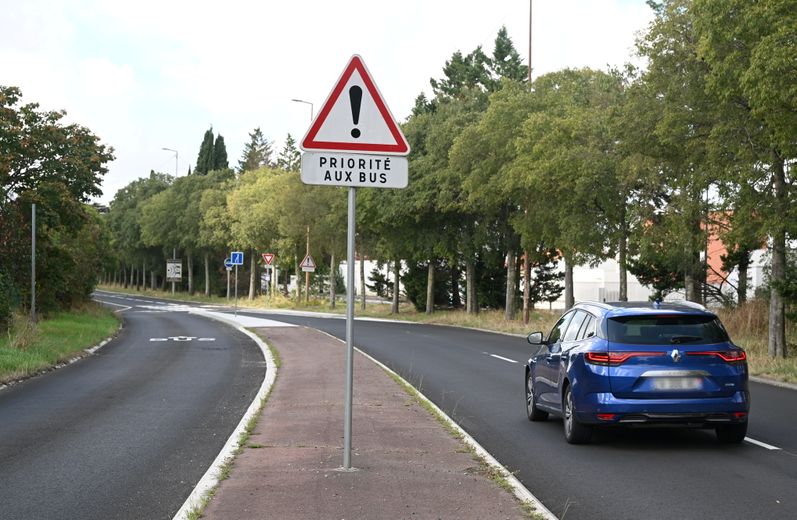 Sur l’avenue Louis Bazerque, un rétrécissement de voirie oblige les voitures à ralentir et à laisser le bus passer.