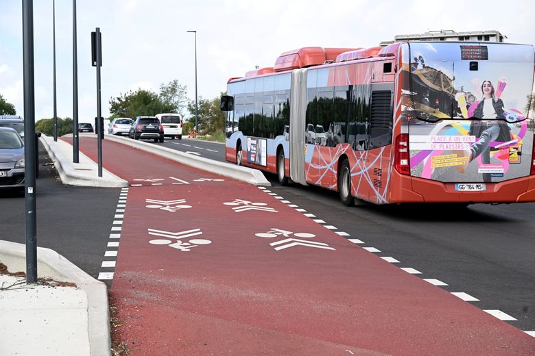 Le nouvel aménagement protégé REV 6 pour les cyclistes, qui croise néanmoins l’accès au périphérique.