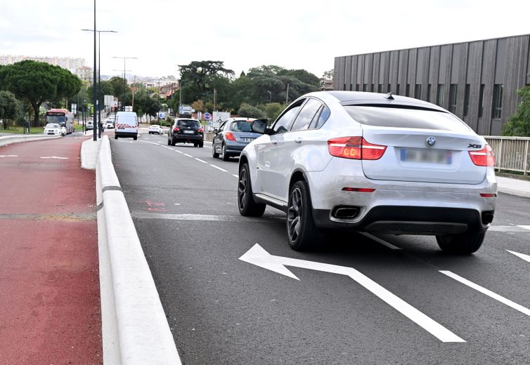 Une voie de tourne à gauche a été supprimée pour rejoindre la bretelle d’accès au périphérique.