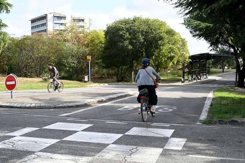 Les cyclistes sont invités à emprunter la voie de bus protégée, au milieu du rond-point, même si la signalisation n’est pas encore présente.