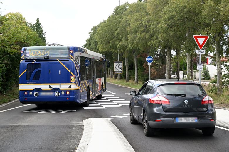 Sur l’avenue Louis Bazerque, un rétrécissement de voirie oblige les voitures à ralentir et à laisser le bus passer.