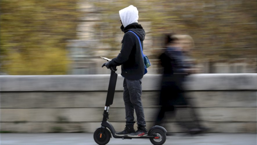 Au guidon d’une trottinette, il essaye d’échapper aux policiers