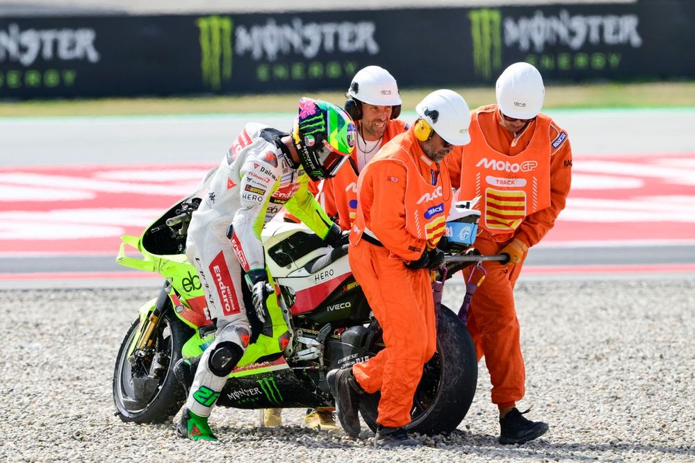 Franco Morbidelli avec les commissaires après sa chute. 