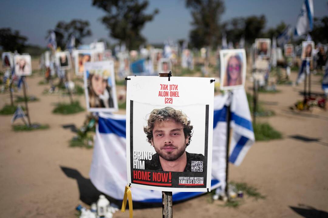 Une affiche représentant l'otage israélien Alon Ohel est affichée à Re'im, dans le sud d'Israël, le 26 février 2024. — © Maya Alleruzzo / AP