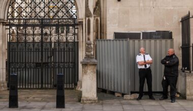 Banksy peint à Londres la violence du système judiciaire sur le mur de ce bâtiment très symbolique
