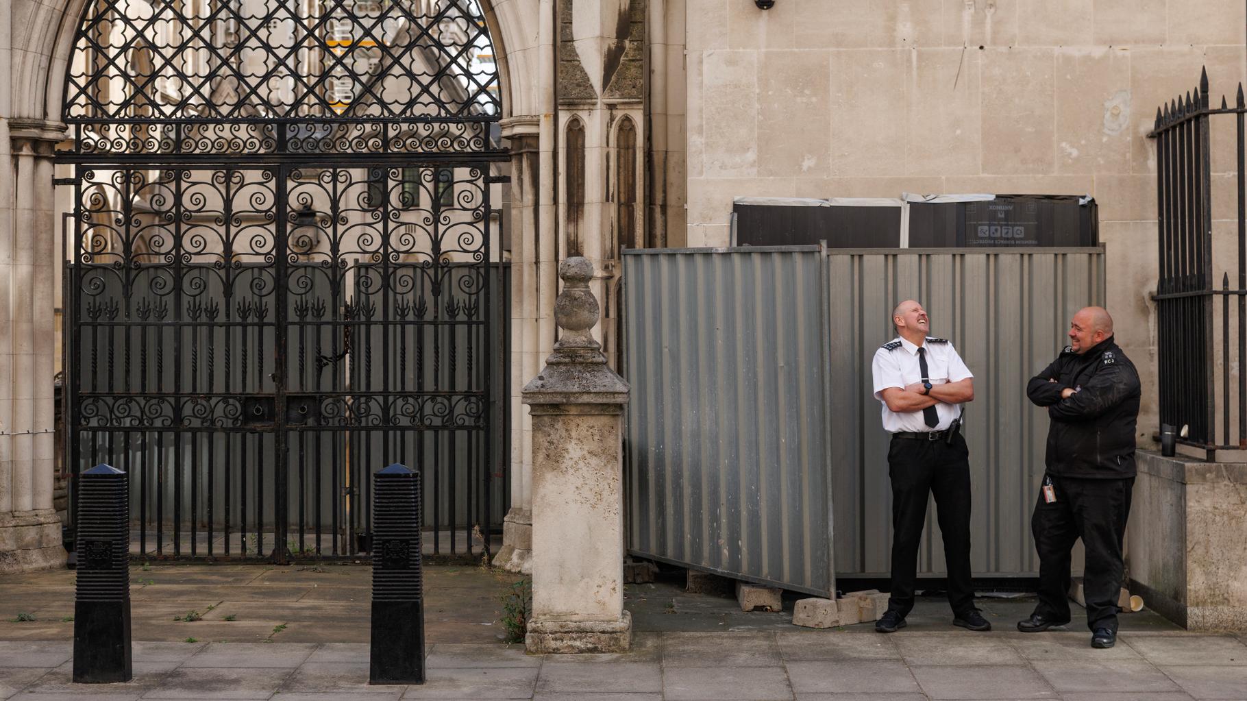 Banksy peint à Londres la violence du système judiciaire sur le mur de ce bâtiment très symbolique