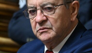 Jean-Luc Mélenchon accuse Bruno Retailleau de "chauffer à blanc" les islamophobes, après la découverte de têtes de cochon devant des mosquées