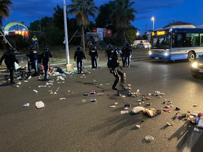 Les forces de l’ordre interviennent pour éviter le blocage et l’impact du mouvement sur la circulation.