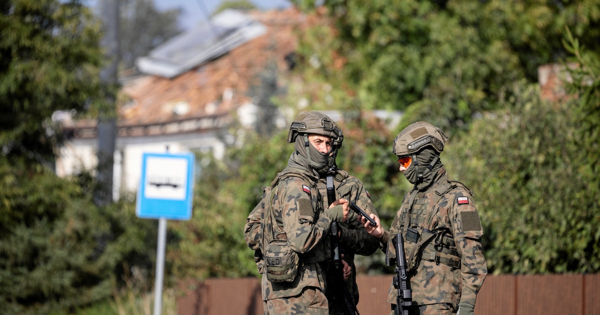 Des soldats polonais en patrouille à Wyryki après une intrusion de drones russes dans la nuit du mardi 9 au mercredi 10 septembre 2025.