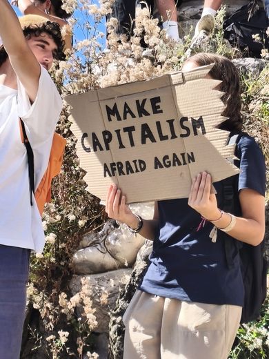 Les pancartes, place de la Comédie, à Montpellier, lors de la manifestation Bloquons tout, ce mercredi 10 septembre 2025.