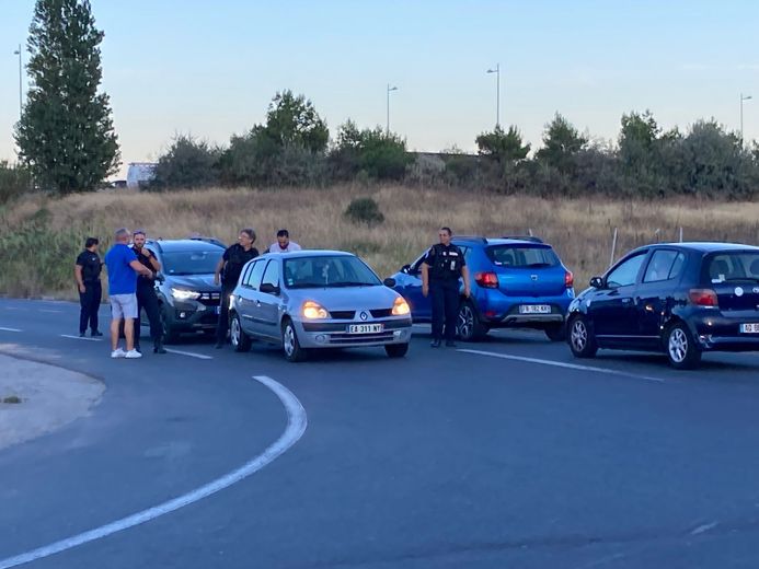 A l’embranchement du dépôt pétrolier de Frontignan, la police fait ouvrir les coffres.