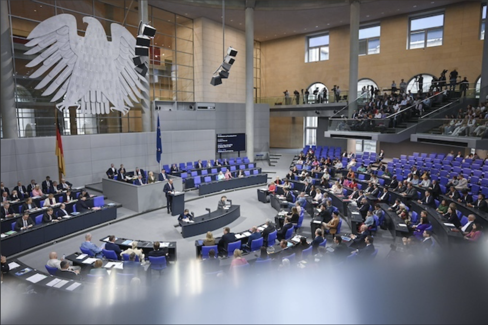 Le chancelier f&eacute;d&eacute;ral Friedrich Merz (CDU) prend la parole lors du d&eacute;bat g&eacute;n&eacute;ral sur le budget en s&eacute;ance pl&eacute;ni&egrave;re du Bundestag, le 9 juillet 2025, &agrave; Berlin