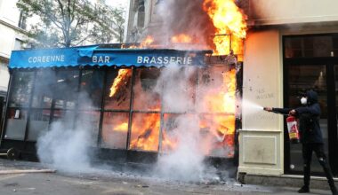Les images impressionnantes d’un immeuble en feu au cœur de Paris pendant le 10-septembre