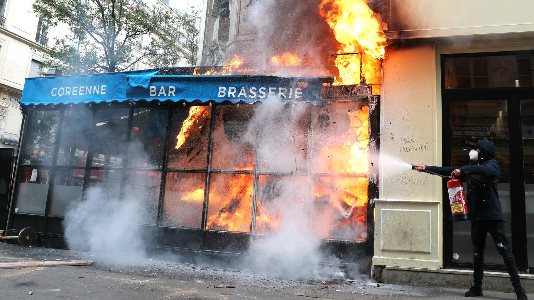 Les images impressionnantes d’un immeuble en feu au cœur de Paris pendant le 10-septembre