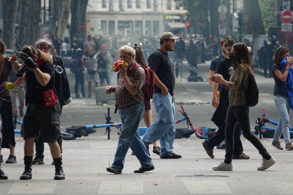 Les manifestants gazés par les policiers à Lyon, mercredi 10 septembre.