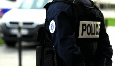 Dispute familiale en face du commissariat : une femme sectionne les doigts de son fils à l’aide d’un sabre japonais