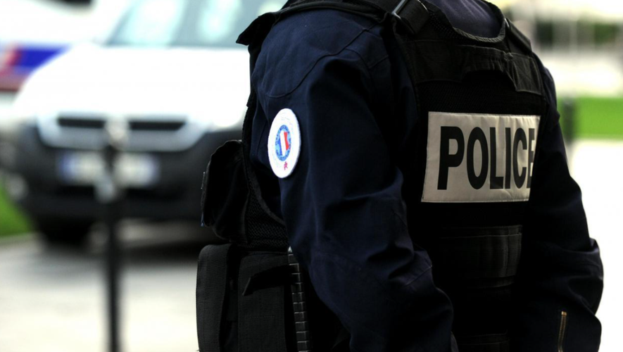Dispute familiale en face du commissariat : une femme sectionne les doigts de son fils à l’aide d’un sabre japonais