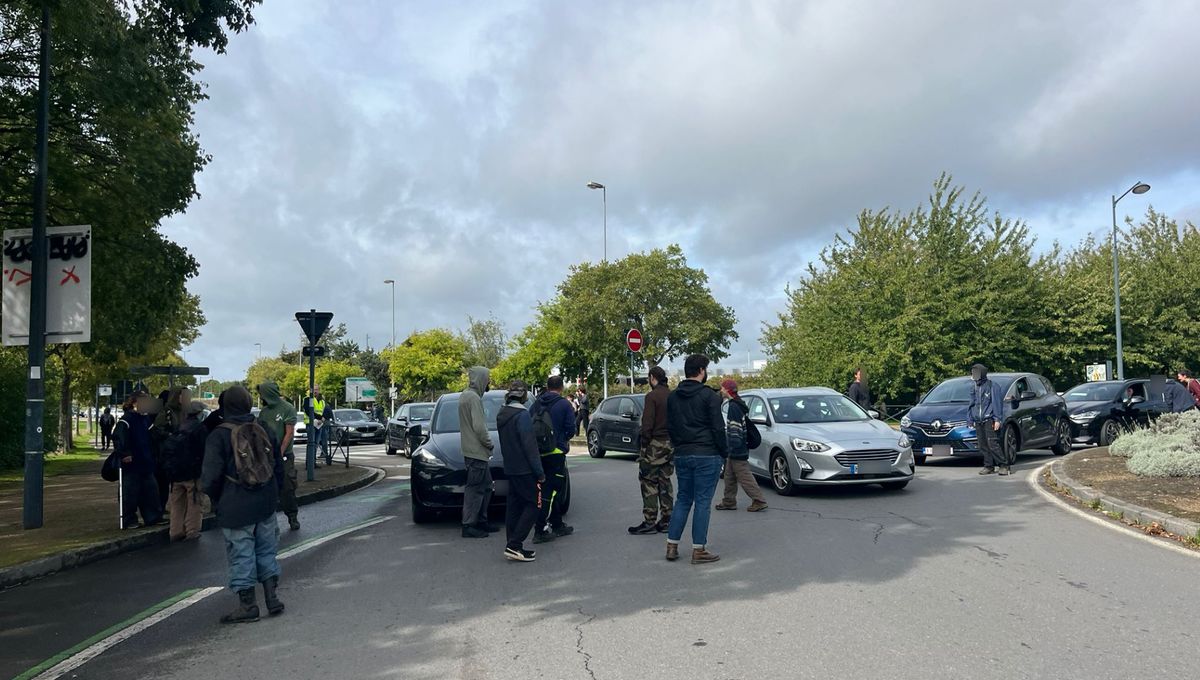 "Courage !" ou "C'est une honte !" : des automobilistes freinés par des militants de "Bloquons tout" à Rennes
