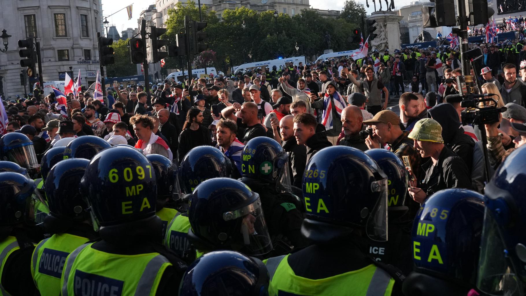 À Londres, la démonstration de force de l’extrême droite britannique s’achève sur des « violences inacceptables »