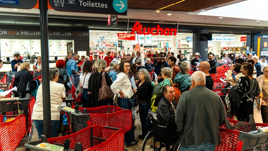 Bloquons tout : "On a gagné, Lecornu a perdu", scandent les militants catalans amassés devant le rideau de fer provisoirement fermé d’Auchan