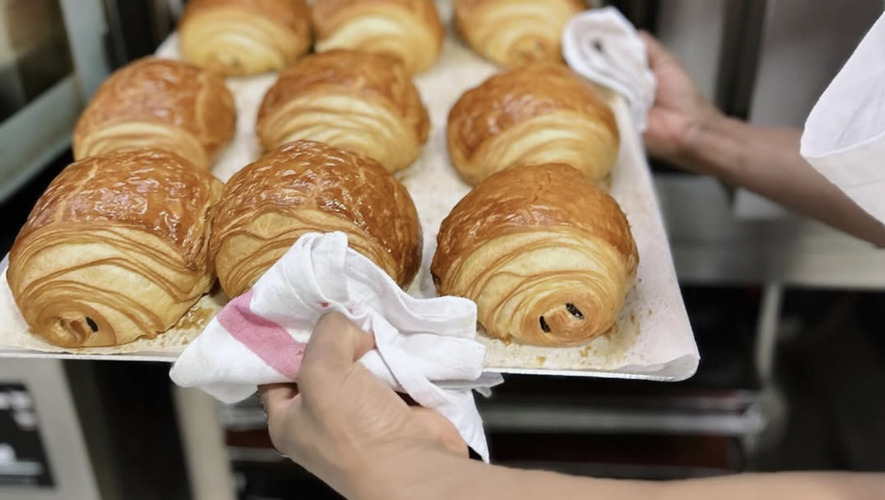 Une marque de bijoux toulousaine lance une chasse aux tickets d’or pour le lancement de sa collection « Chocolatine »