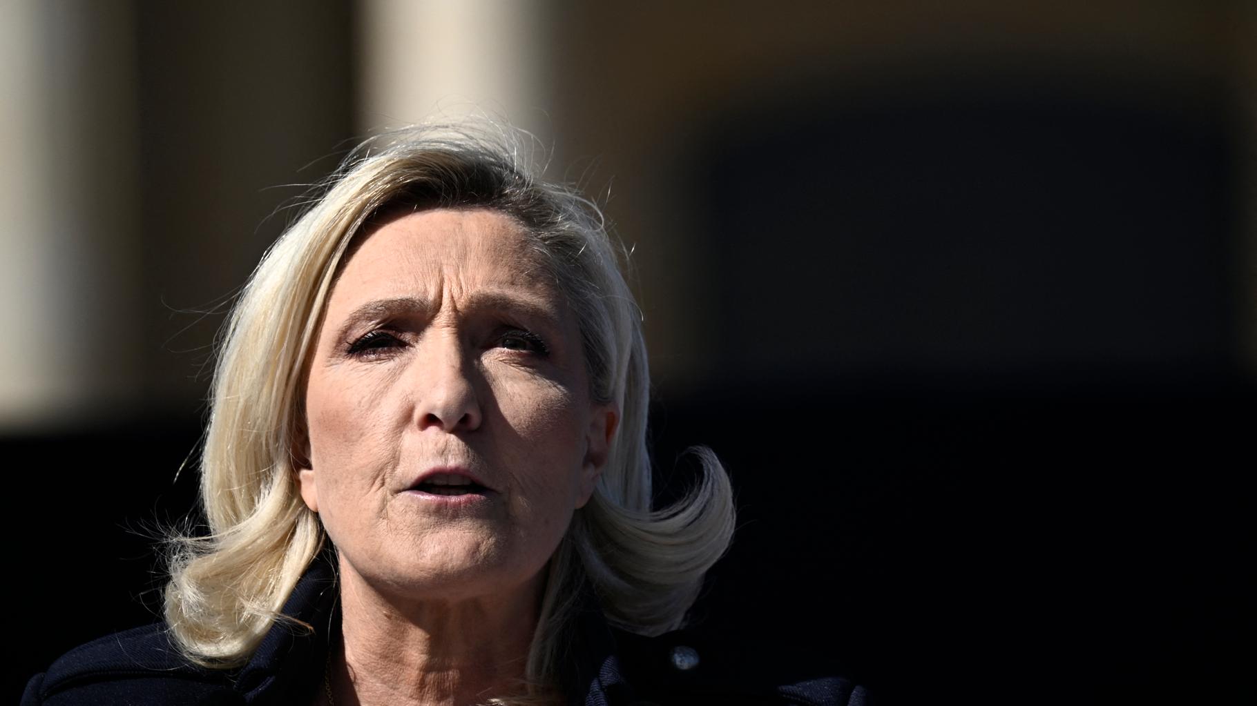 Marine Le Pen dénonce « une ingérence de la justice » après l’annonce de son procès en appel