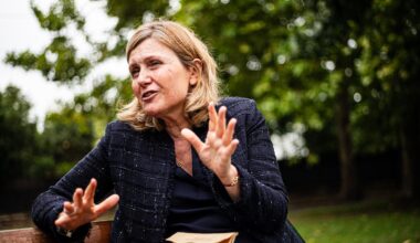 LFI et les Ecologistes réclament le départ d’un Sébastien Lecornu « illégitime » ; Braun-Pivet appelle à un accord entre partis