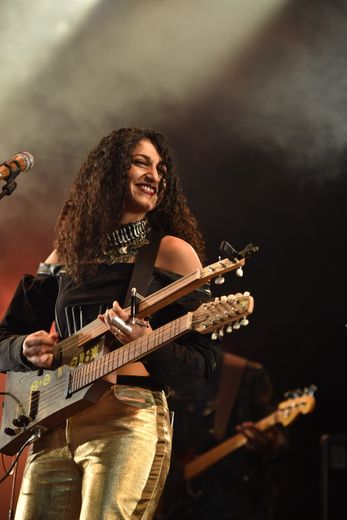 Seule femme du Couscous Clan, Nousra Mansour a assuré au micro et au guembri mutant !